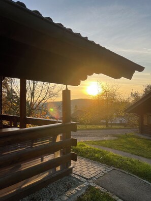 Property grounds - Log cabin Holzzeit for families, couples, vacationers with pets (Stamsried)