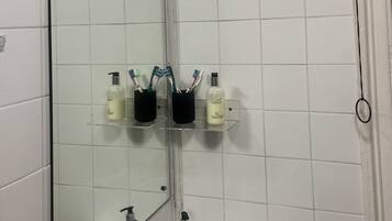 Secador de pelo, toallas, jabón y papel higiénico