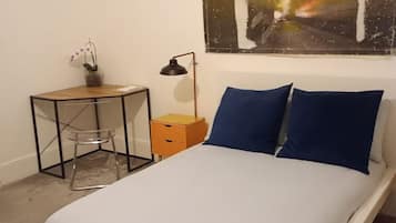 1 dormitorio, tabla de planchar con plancha, wifi y ropa de cama