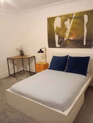 1 bedroom, iron/ironing board, WiFi, bed sheets - Stay in the heart of it all! (London)