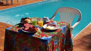 Outdoor dining - Pousada Capão da Coruja  (Santa Barbara)