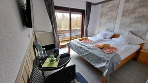 15 bedrooms, travel cot, WiFi, bed sheets