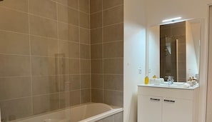 Hair dryer, towels, soap, shampoo - Les 4 éléments 4★ | Balcony, Elevator & Private Parking | Sleeps 4 (Honfleur)