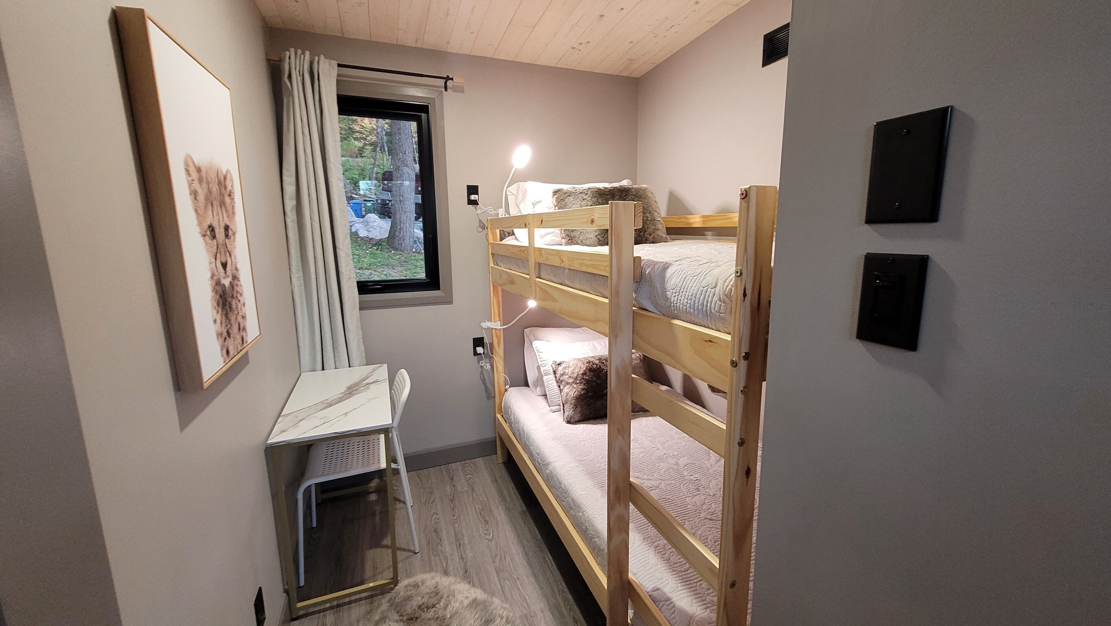 2 slaapkamers, een bureau, een strijkplank/strijkijzer, gratis wifi