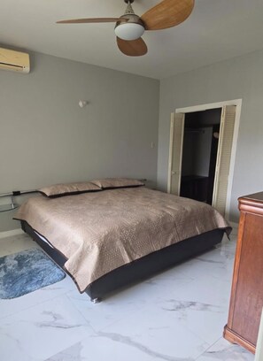 3 bedrooms, iron/ironing board, WiFi, bed sheets