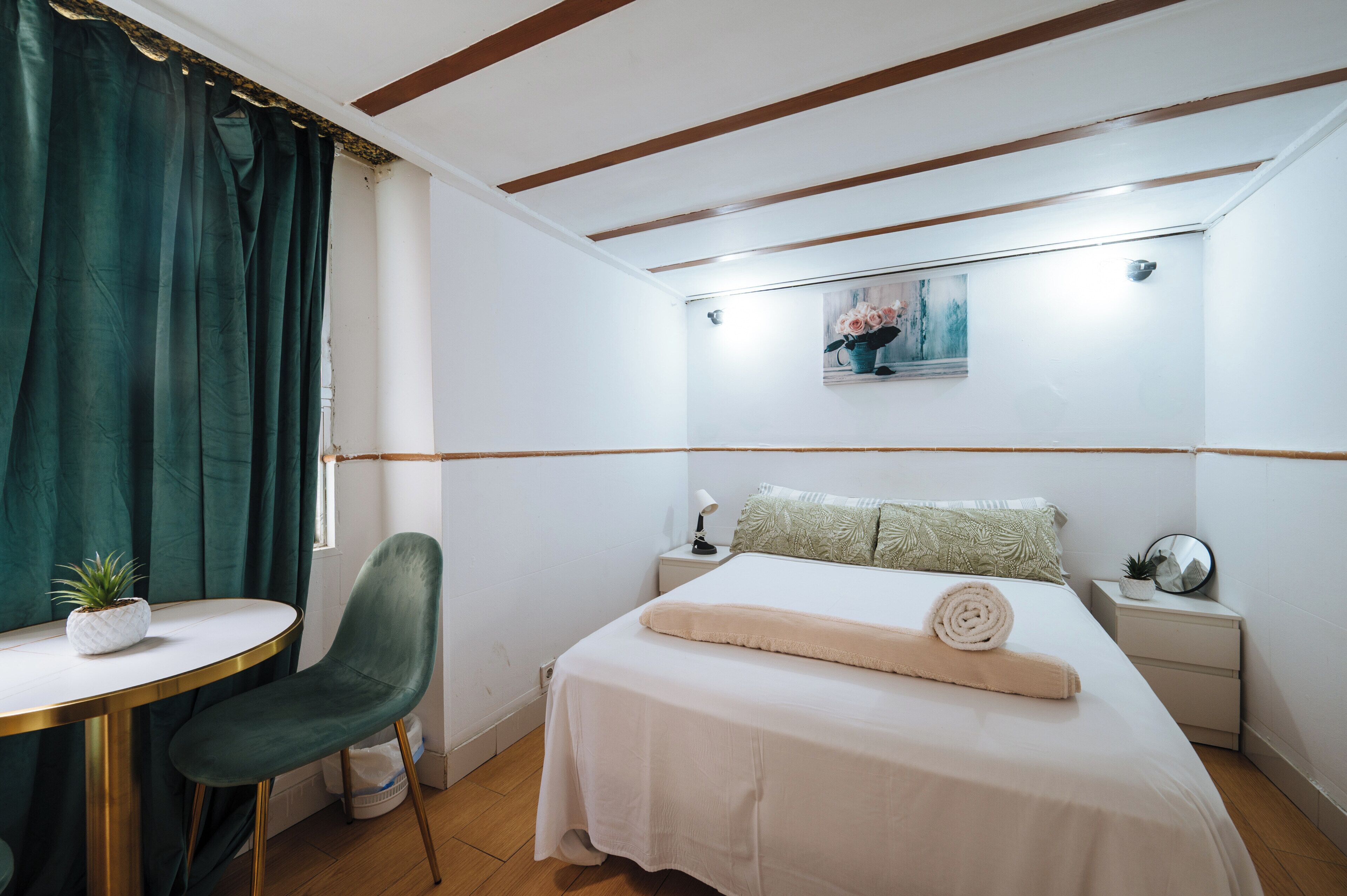 Habitacion doble con baño compartido 1 | Premium bedding, desk, free WiFi, bed sheets