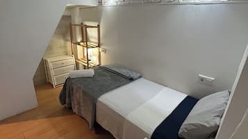 Private individual Room num 4 | Luxe beddengoed, een bureau, gratis wifi, beddengoed