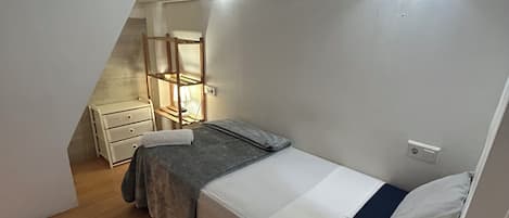 Ropa de cama de alta calidad, escritorio, wifi gratis y ropa de cama