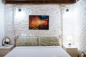 Premium bedding, desk, free WiFi, bed sheets - airbhouse private rooms & apartments  (Seville)