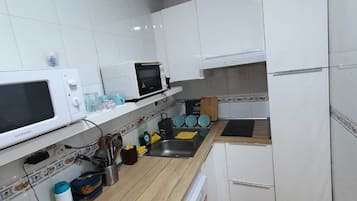 Een koelkast, een magnetron, een bakplaat, een broodroosteroven