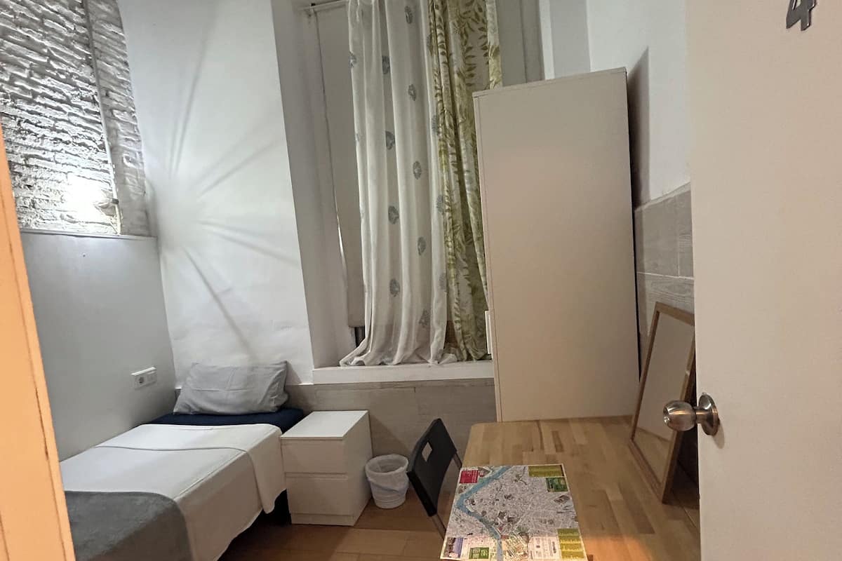 Literie de qualité supérieure, bureau, Wi-Fi gratuit, draps fournis