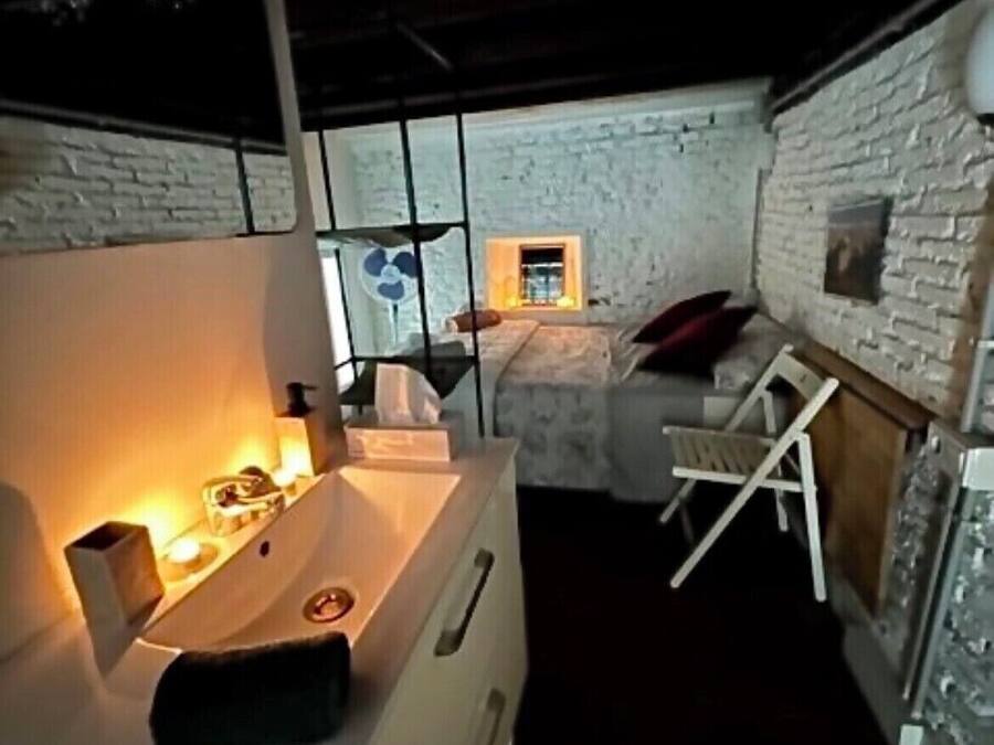 Ropa de cama de alta calidad, escritorio, wifi gratis y ropa de cama