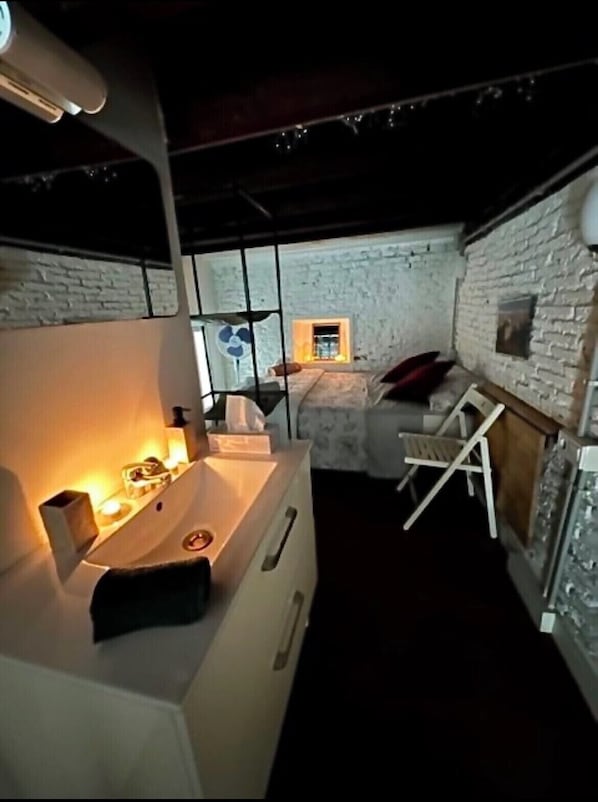 Literie de qualité supérieure, bureau, Wi-Fi gratuit, draps fournis