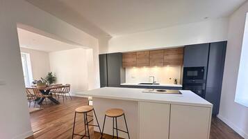 Kühlschrank, Mikrowelle, Ofen, Herdplatte