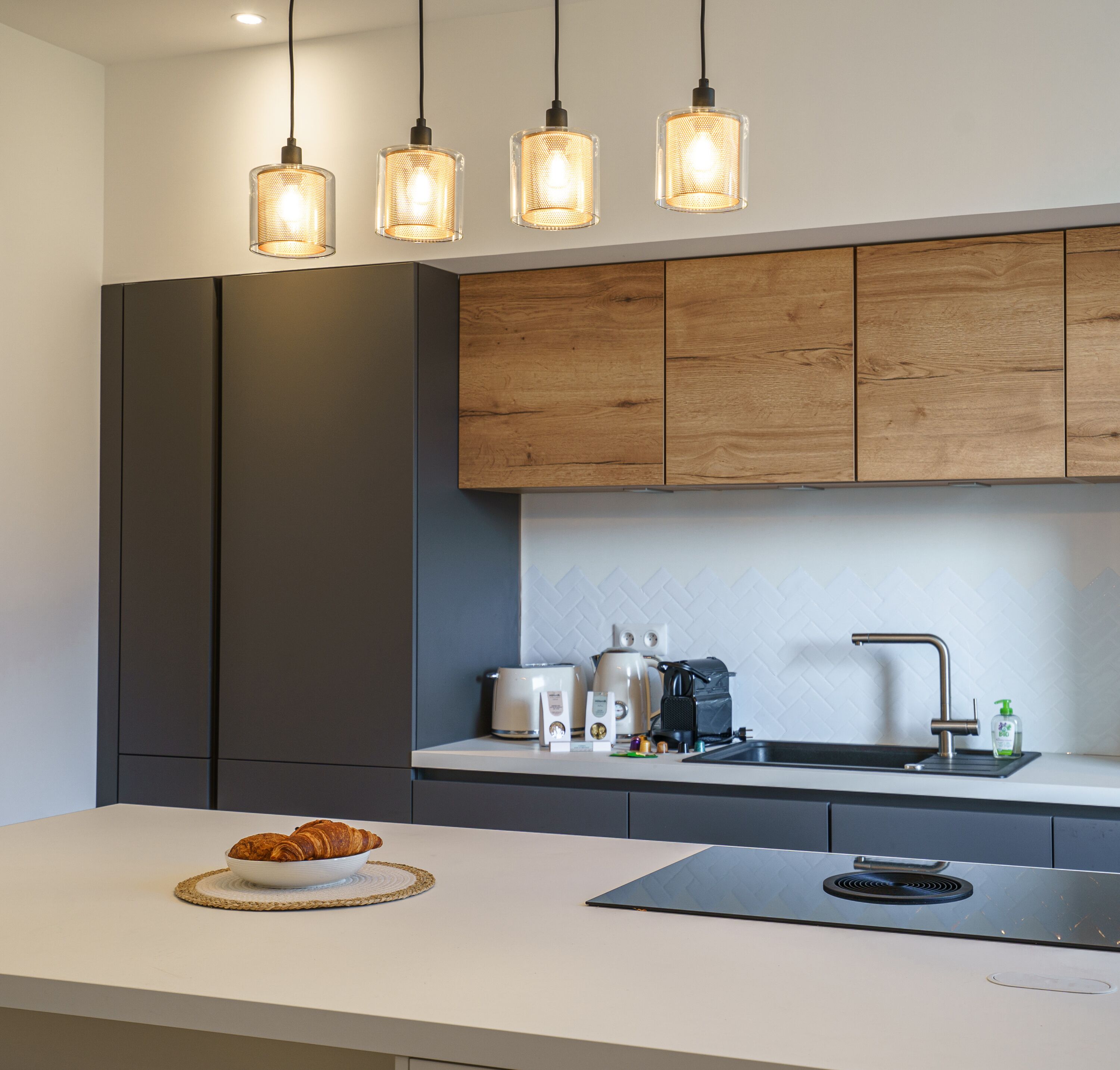 Réfrigérateur, micro-ondes, four, plaque de cuisson