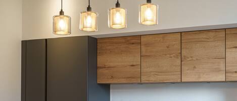 Kylskåp, mikrovågsugn, ugn och spishäll