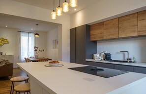 Kjøleskap, mikrobølgeovn, ovn og kokeplater