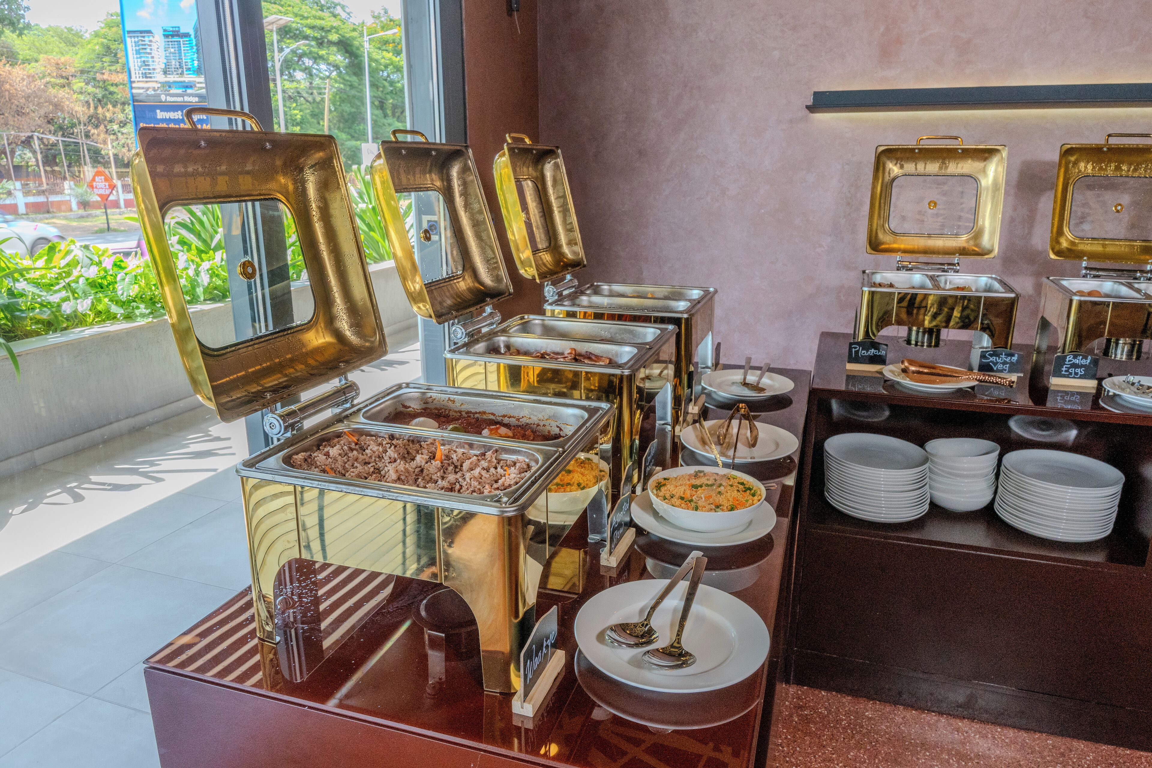 فطور إنجليزي يوميًا بتكلفة قدرها (30 USD للشخص)