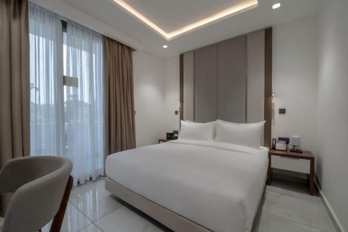 In-room safe, laptop workspace, blackout curtains, soundproofing