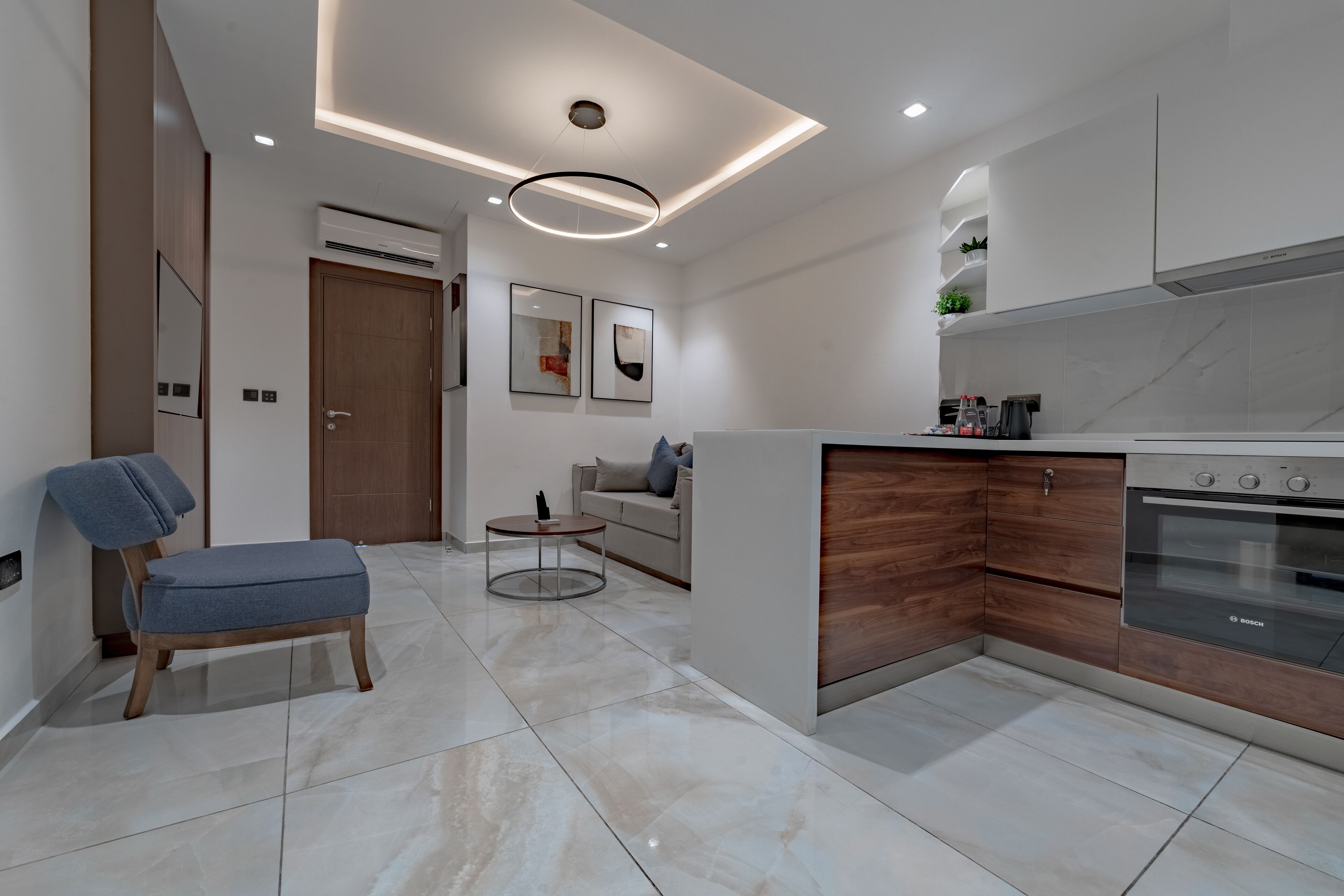 Suite Junior, balkon, pemandangan kota | Brankas, ruang kerja ramah laptop, tirai kedap cahaya, dan kedap suara