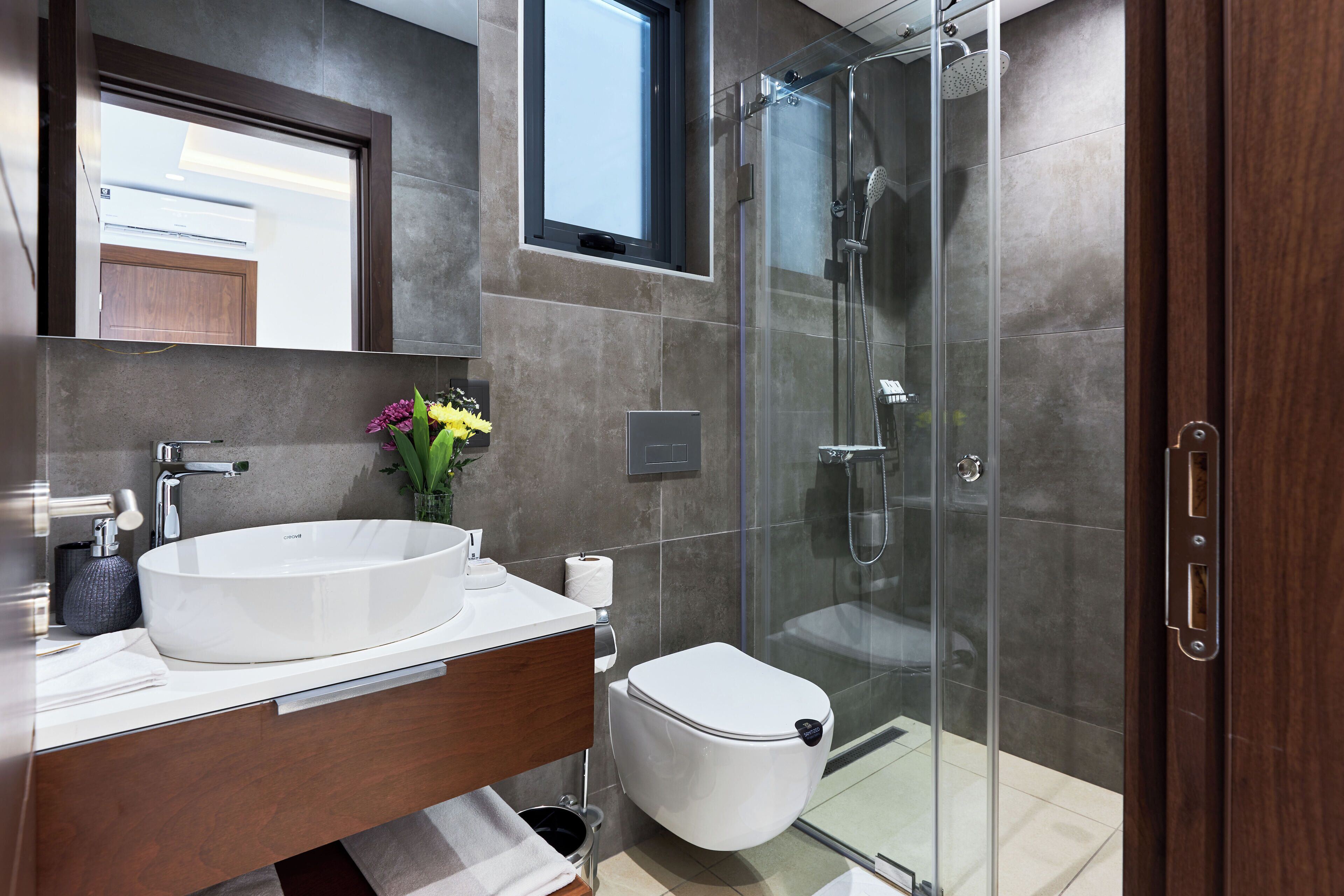 Suite Junior, balcon, vue ville | Salle de bain | Articles de toilette gratuits, sèche-cheveux, peignoirs, chaussons