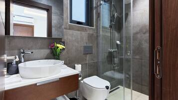 Suite Junior, balcon, vue ville | Salle de bain | Articles de toilette gratuits, sĂšche-cheveux, peignoirs, chaussons