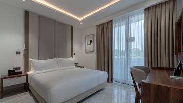 Caja de seguridad en la habitación y espacio para trabajar con laptop