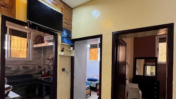 A compact living space with a kitchen, dining area, and a bedroom. - Cozy 2-bedroom apartment in enjoyable Agadir with WiFi (Agadir)