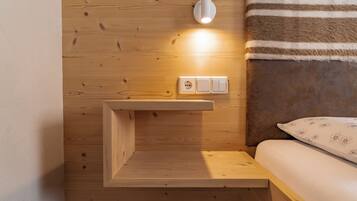 2 chambres, coffres-forts dans les chambres, bureau