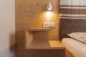 2 chambres, coffres-forts dans les chambres, bureau