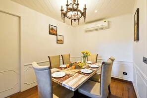 Dining room - Villa Sierra Sky - Exquisite & Elegant 4 Bedroom Villa (Dehradun)