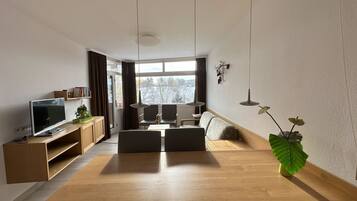 Fernseher, Tischfußball, Tischtennisplatte