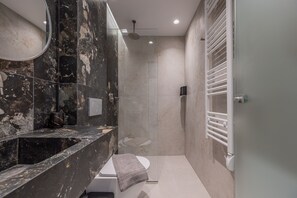 Suihku, hiustenkuivaaja, pyyhkeet, vessapaperi