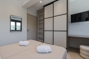 7 bedrooms, in-room safe, iron/ironing board, free WiFi