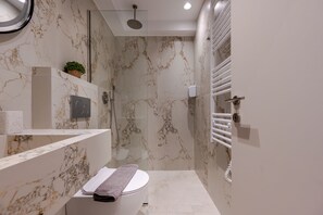 Dusche, Haartrockner, Handtücher, Toilettenpapier