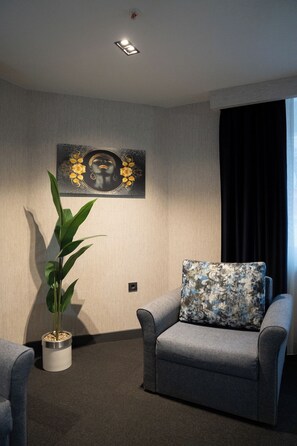 Enkeltrom – standard, byutsikt | Sengetøy av topp kvalitet, minibar og skrivebord for bærbar PC