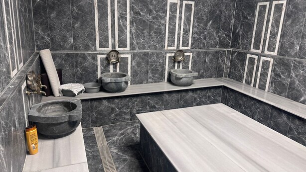 Ein modernes Badezimmer mit einer großen Badewanne, einem Waschbecken und einer Duschkabine.