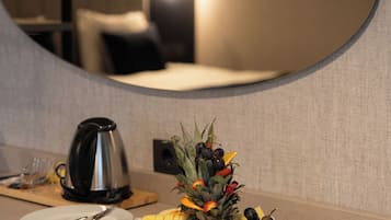 Sängtillbehör av högsta kvalitet, minibar och arbetsyta för laptop