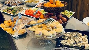 Ein reichhaltiges Buffet mit verschiedenen Speisen und einer Kaffeemaschine.