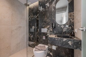 Een douche, een haardroger, handdoeken, shampoo