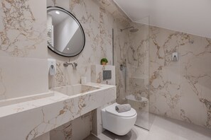 Douche, séchoir à cheveux, serviettes fournies, shampooing