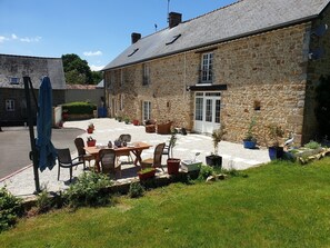 Outdoor dining - Country house near Mont-St. Michel, Golf Courses, Paraglide off the cliffs (Saint-James)