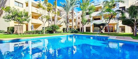 Una piscina al aire libre