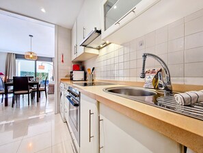 Refrigerador, microondas, horno y lavavajillas