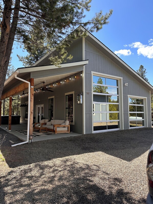 Exterior - McCall Art House-5 minutes from Lake on 1.6+acres- Art/Hot Tub/Foosball/Arcades (McCall)