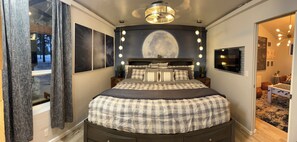 2 bedrooms, desk, iron/ironing board, free WiFi - McCall Art House-5 minutes from Lake on 1.6+acres- Art/Hot Tub/Foosball/Arcades (McCall)