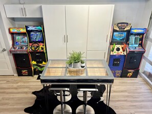 Games room - McCall Art House-5 minutes from Lake on 1.6+acres- Art/Hot Tub/Foosball/Arcades (McCall)