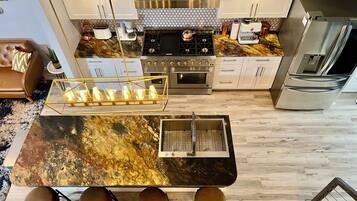 Fridge, oven, stovetop, dishwasher