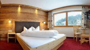 Standaard tweepersoonskamer, Meerdere bedden, balkon, uitzicht op bergen | Gratis wifi, beddengoed