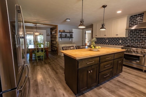 5 acres, Zip line, Pool-HotTub, Sleeps 21